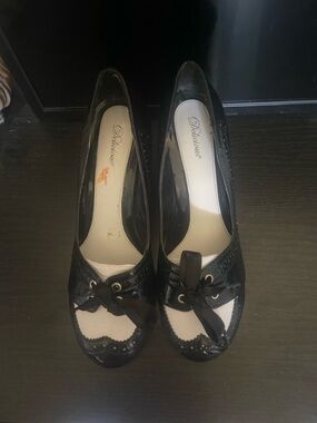 Delicious Black and White Bow-Accent Women's heels